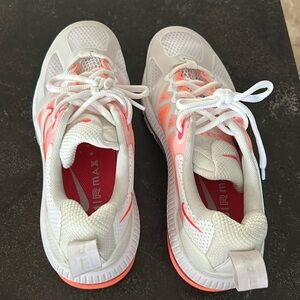 Woman’s nike airmax white pink lightly used. Excellent condition